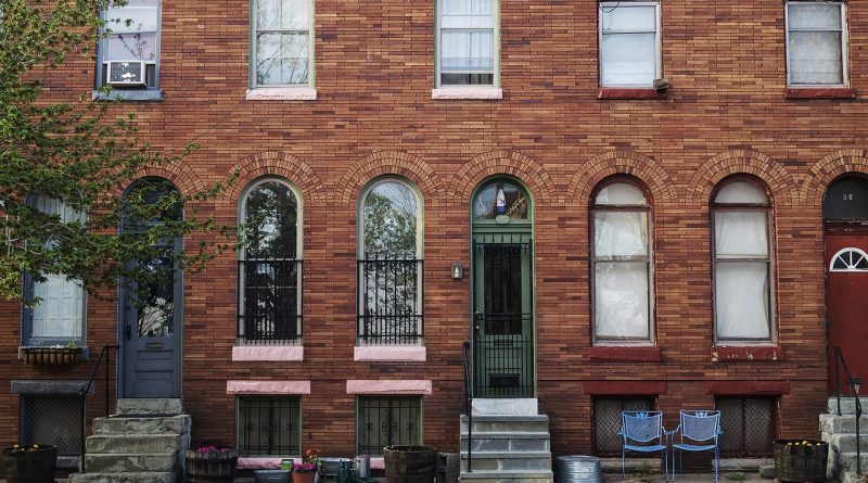 Fixer-upper house Baltimore rowhouse (Image by Bruce Emmerling from Pixabay)